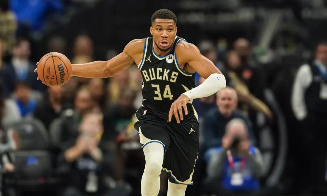 关于史密斯全队两双，雄鹿主场击败国王的信息